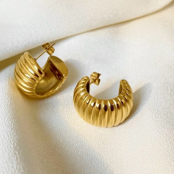 Jewelry - Elegant Gold Hoop Earrings
